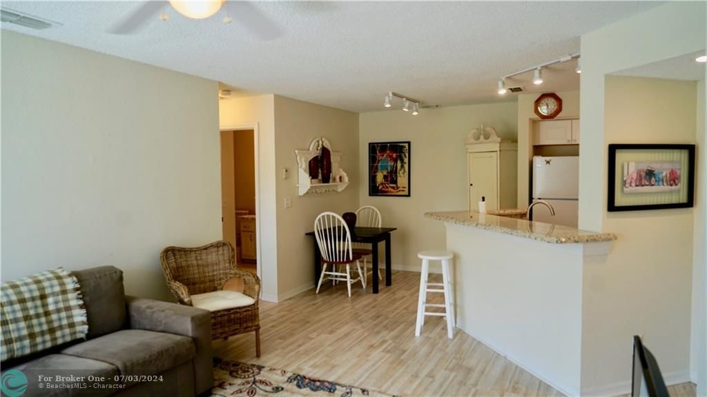 Active With Contract: $1,300 (1 beds, 1 baths, 712 Square Feet)