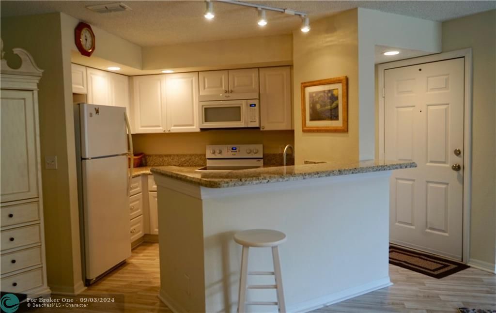 Active With Contract: $1,300 (1 beds, 1 baths, 712 Square Feet)