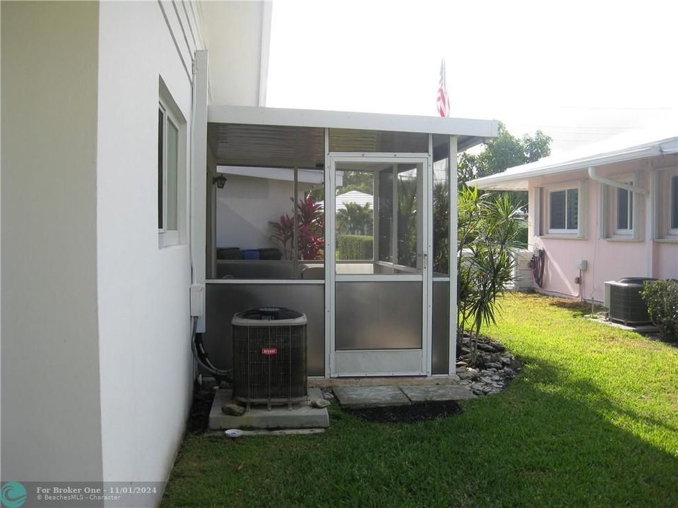 Recently Sold: $700,000 (2 beds, 2 baths, 1036 Square Feet)