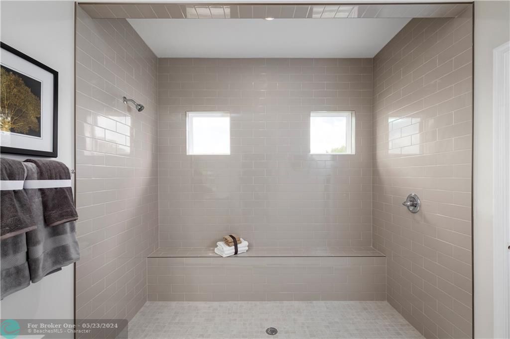 最近售出: $375,440 (5 贝兹, 3 浴室, 2160 平方英尺)