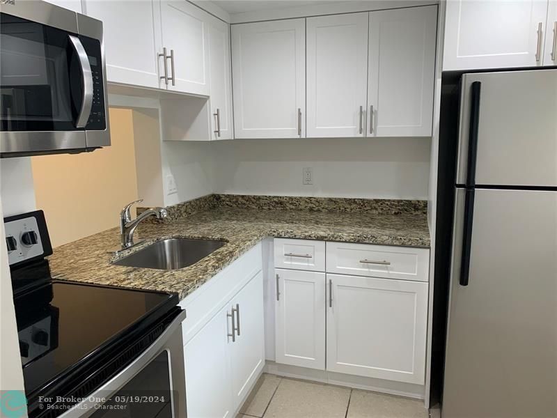 Active With Contract: $1,200 (1 beds, 1 baths, 735 Square Feet)