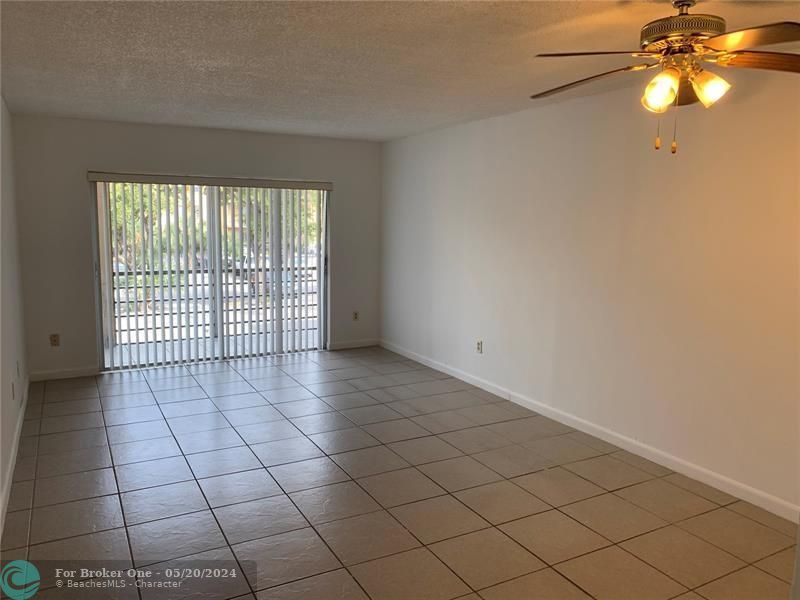 Active With Contract: $1,200 (1 beds, 1 baths, 735 Square Feet)
