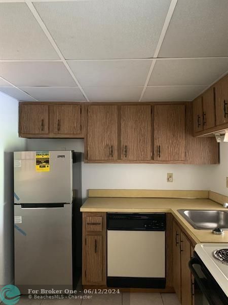 Active With Contract: $1,000 (1 beds, 1 baths, 735 Square Feet)