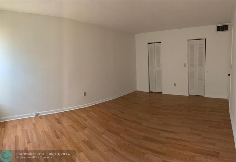 Active With Contract: $1,000 (1 beds, 1 baths, 735 Square Feet)
