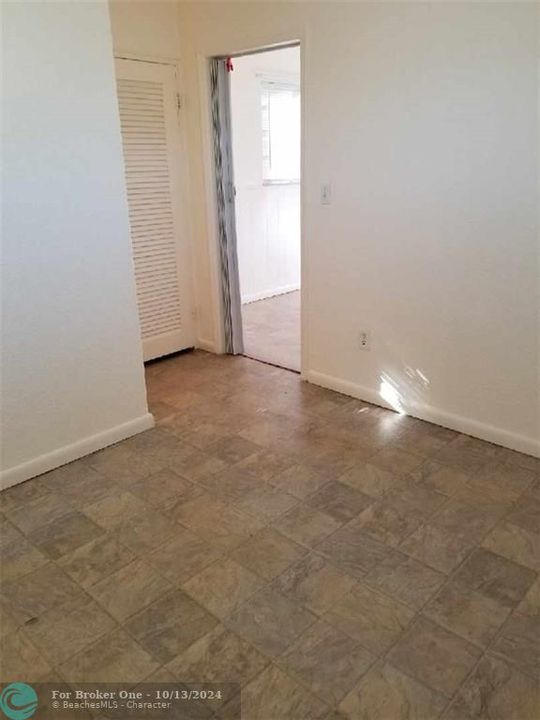 Active With Contract: $1,150 (1 beds, 1 baths, 305 Square Feet)