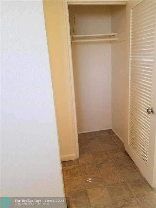 Active With Contract: $1,150 (1 beds, 1 baths, 305 Square Feet)