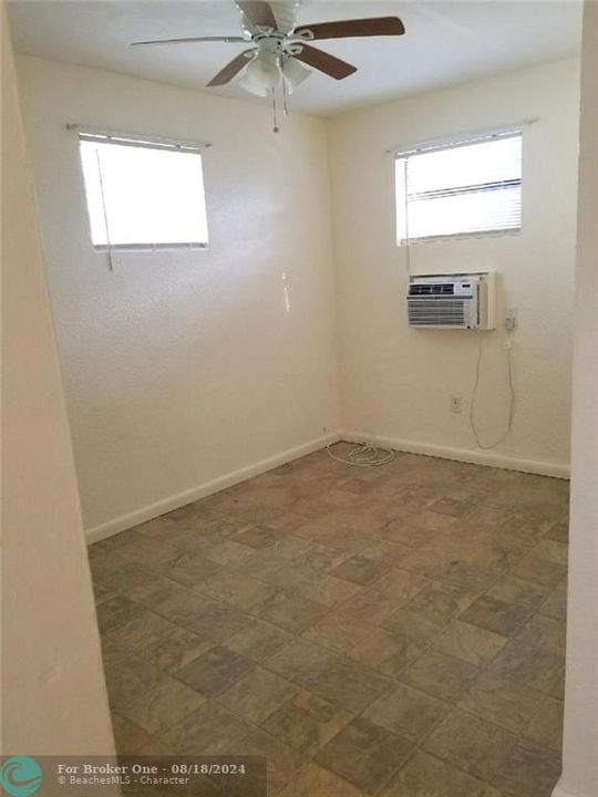 Active With Contract: $1,150 (1 beds, 1 baths, 305 Square Feet)