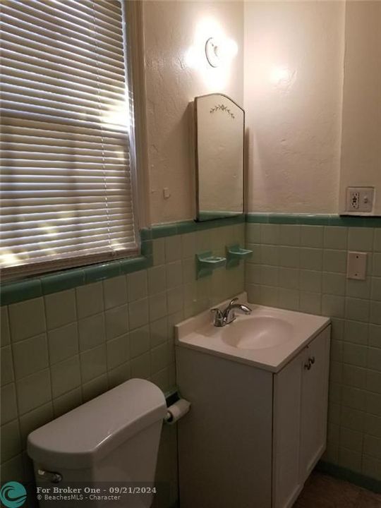 Active With Contract: $1,150 (1 beds, 1 baths, 305 Square Feet)