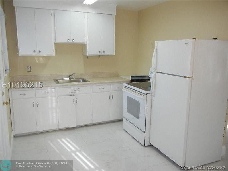 Active With Contract: $1,950 (2 beds, 1 baths, 813 Square Feet)