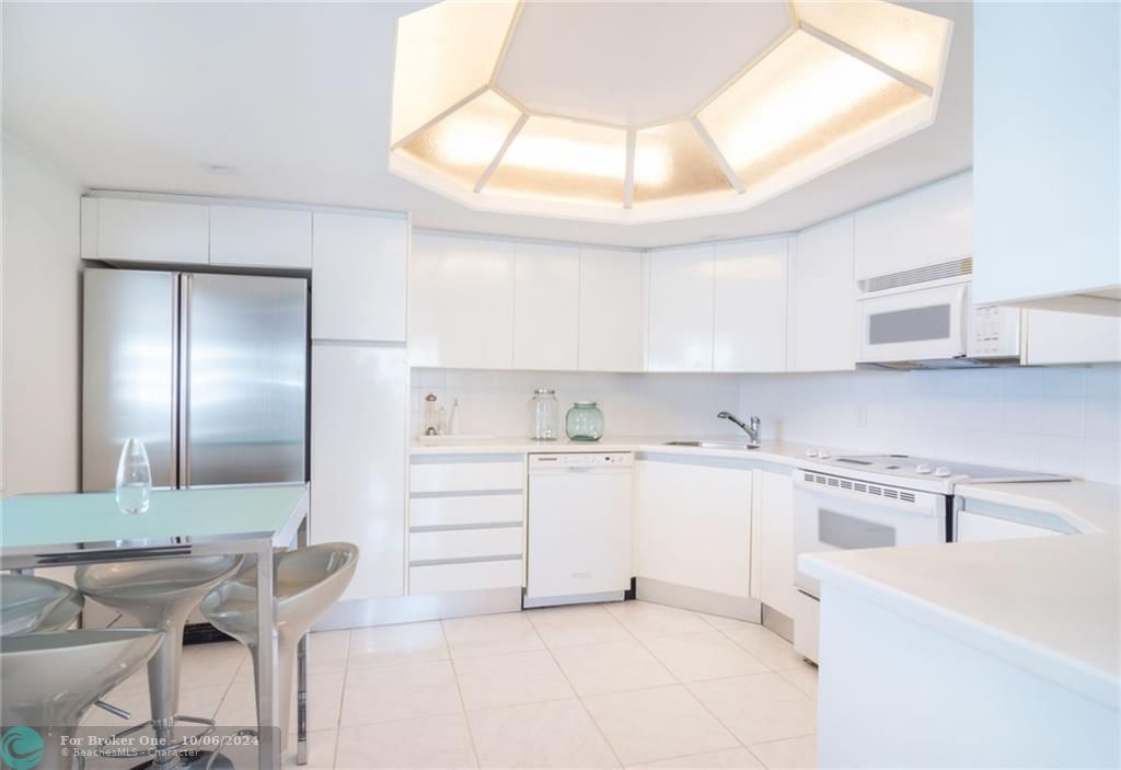 Recently Sold: $1,900,000 (3 beds, 2 baths, 1930 Square Feet)