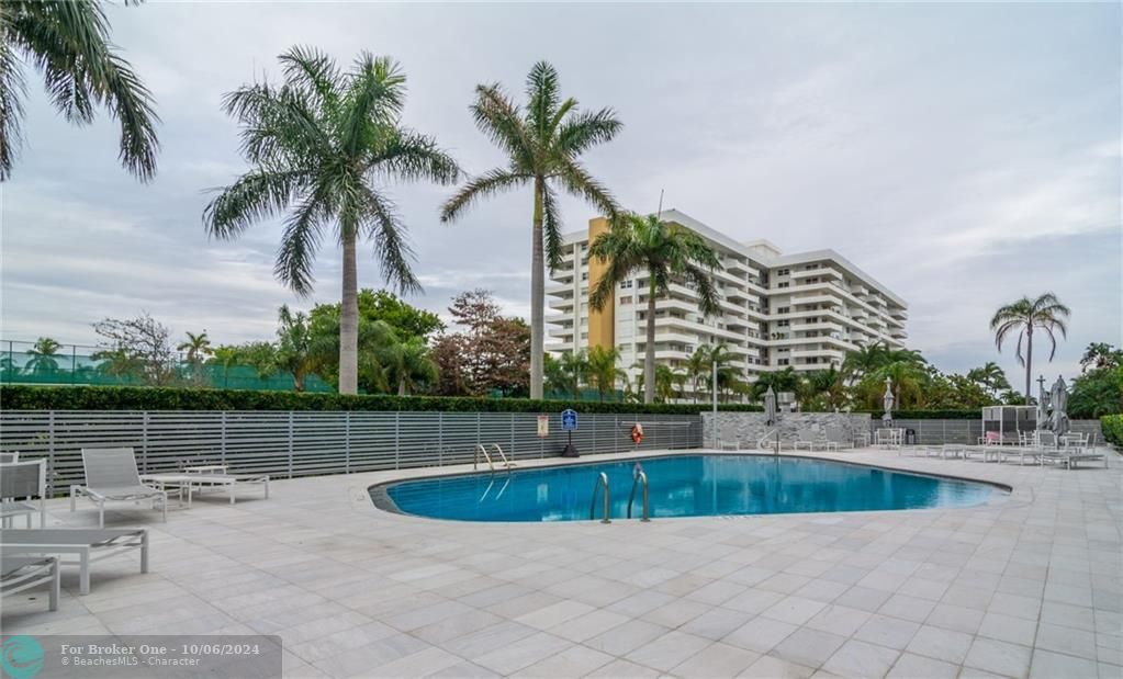 Recently Sold: $1,900,000 (3 beds, 2 baths, 1930 Square Feet)