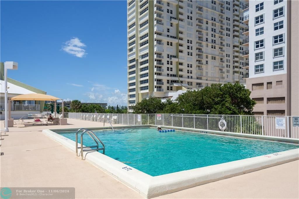 Recently Sold: $405,000 (2 beds, 2 baths, 933 Square Feet)