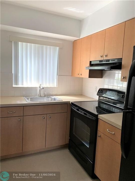 Recently Rented: $1,300 (1 beds, 1 baths, 750 Square Feet)