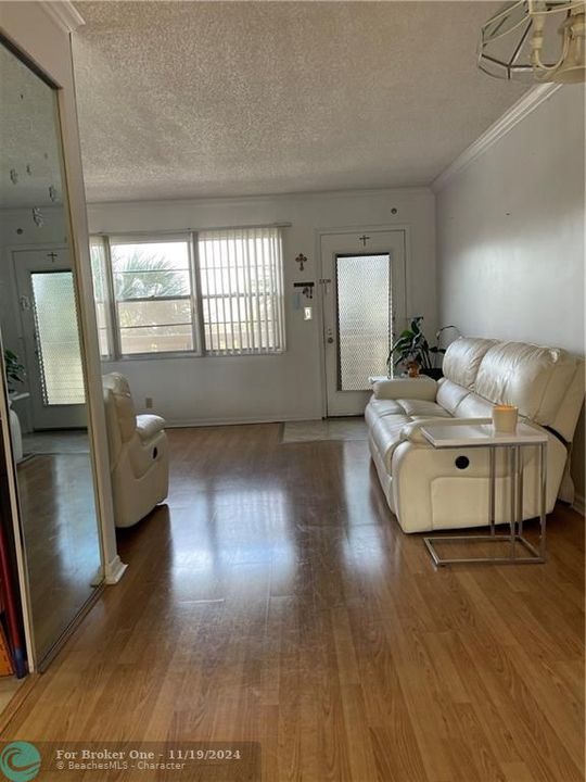 Active With Contract: $1,500 (1 beds, 1 baths, 742 Square Feet)