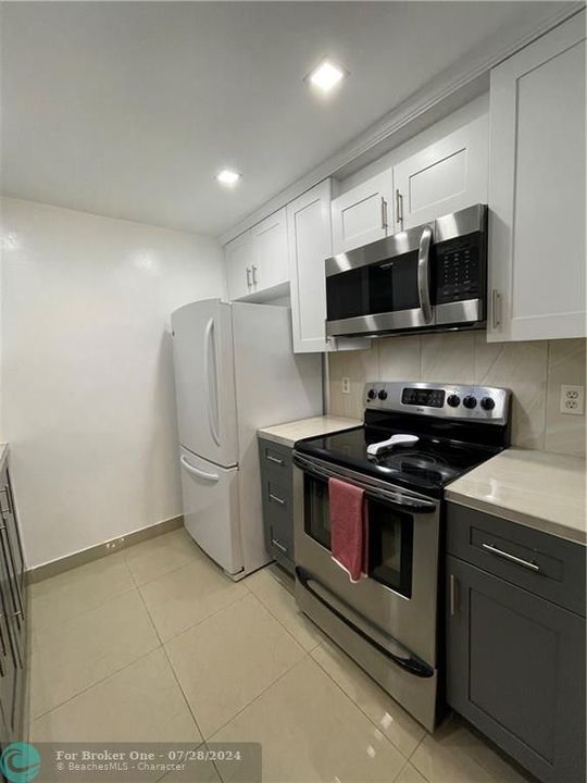 Active With Contract: $1,500 (1 beds, 1 baths, 742 Square Feet)