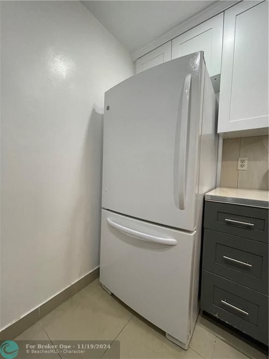 Active With Contract: $1,500 (1 beds, 1 baths, 742 Square Feet)