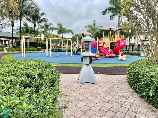 Recently Sold: $350,000 (4 beds, 3 baths, 2211 Square Feet)