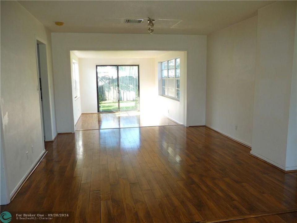 Vendido Recientemente: $555,000 (3 camas, 2 baños, 1533 Pies cuadrados)