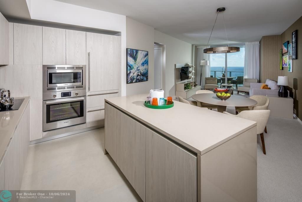 For Sale: $750,000 (1 beds, 1 baths, 841 Square Feet)