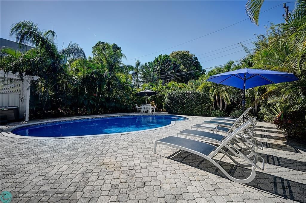 Recently Sold: $850,000 (3 beds, 2 baths, 1255 Square Feet)