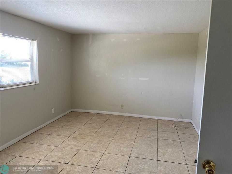 Active With Contract: $1,000 (1 beds, 1 baths, 740 Square Feet)