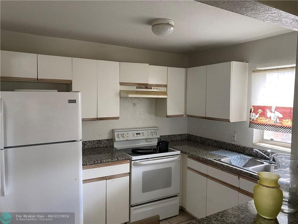 Active With Contract: $1,000 (1 beds, 1 baths, 740 Square Feet)