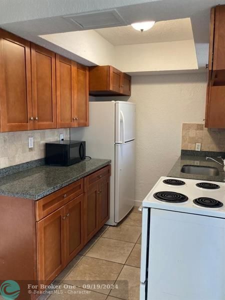 Active With Contract: $1,495 (2 beds, 1 baths, 800 Square Feet)