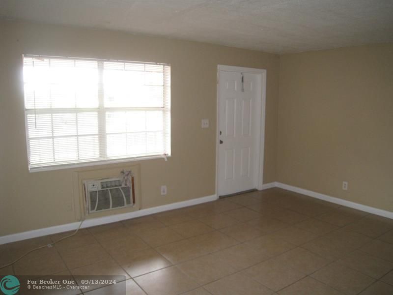 Active With Contract: $1,250 (1 beds, 1 baths, 500 Square Feet)