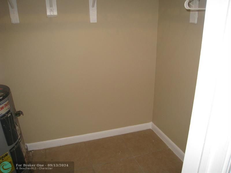 Active With Contract: $1,250 (1 beds, 1 baths, 500 Square Feet)