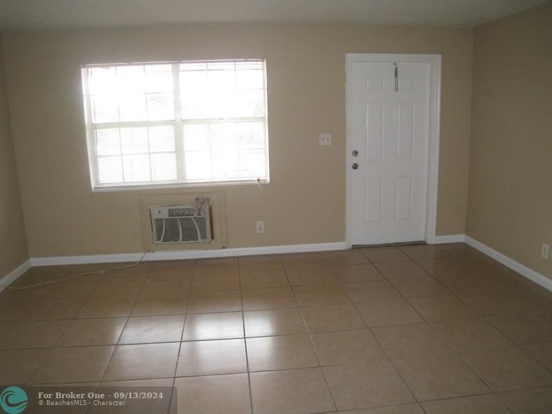 Active With Contract: $1,250 (1 beds, 1 baths, 500 Square Feet)