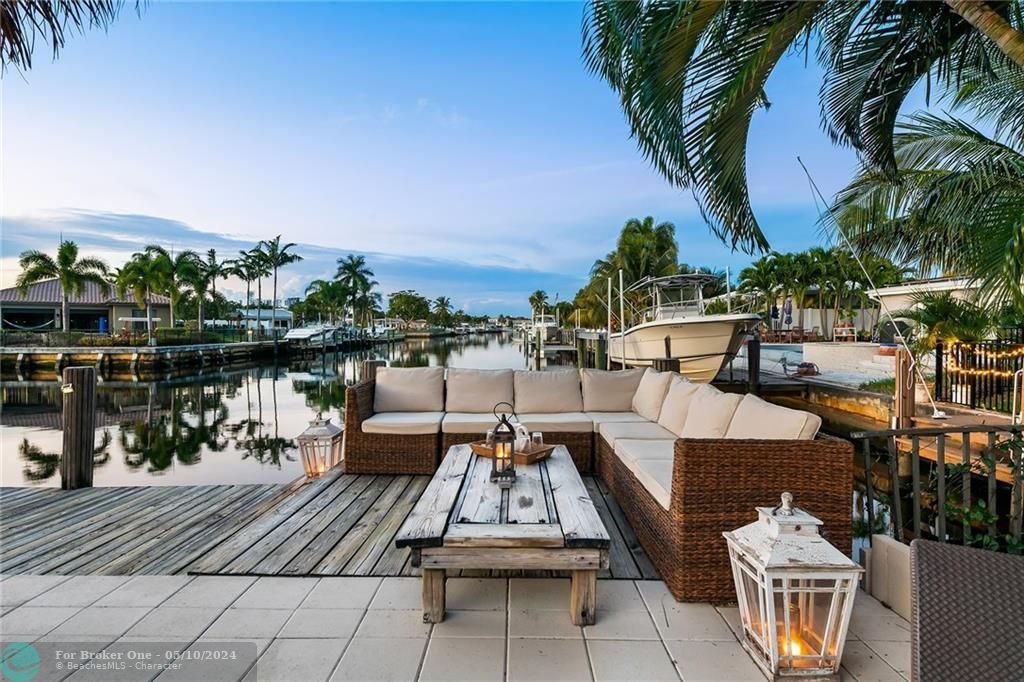 Recently Sold: $1,900,000 (3 beds, 3 baths, 2093 Square Feet)