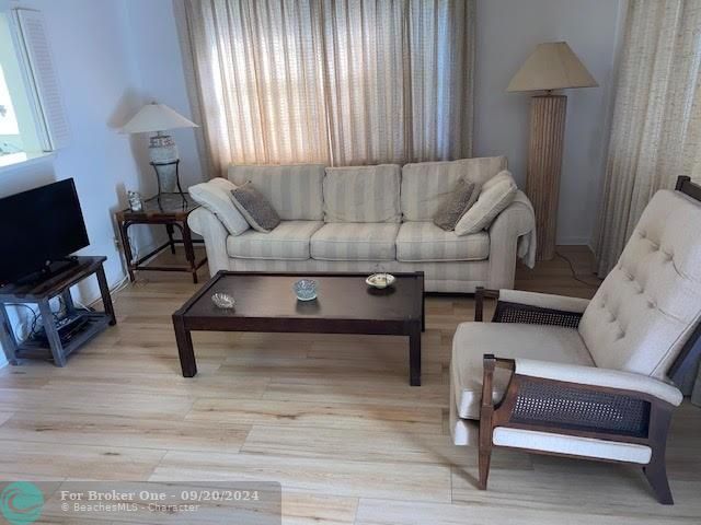 Vendido Recientemente: $89,900 (1 camas, 1 baños, 708 Pies cuadrados)