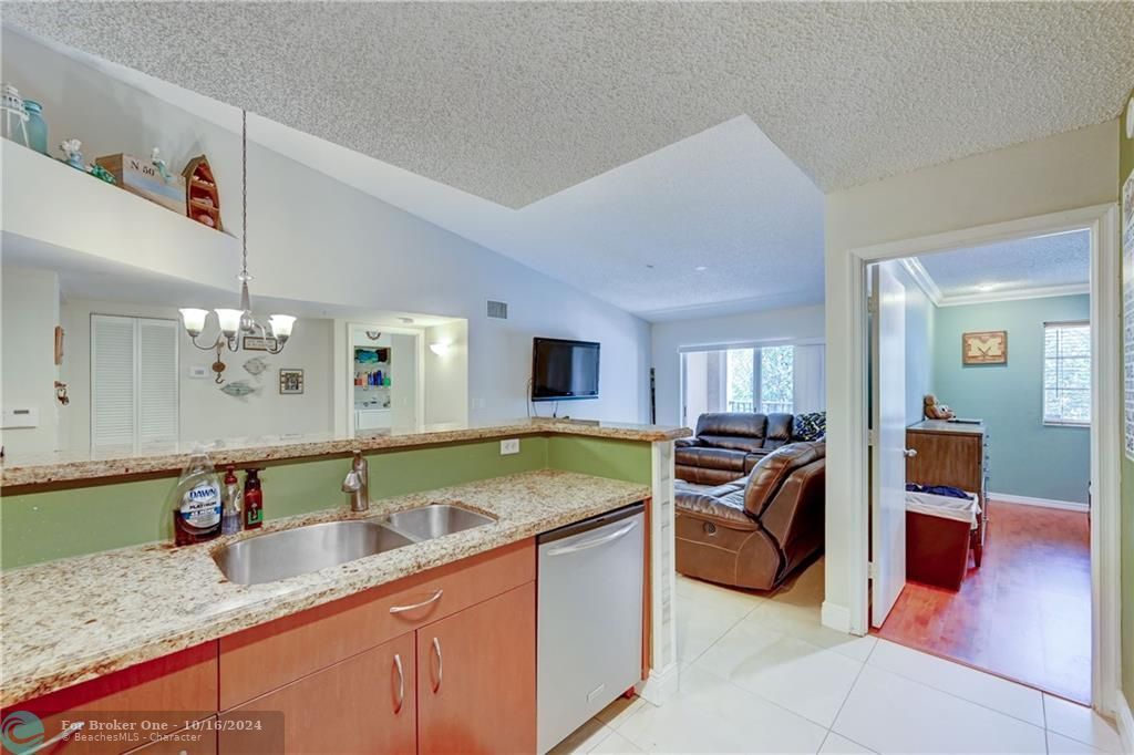 Recently Sold: $289,900 (2 beds, 2 baths, 967 Square Feet)