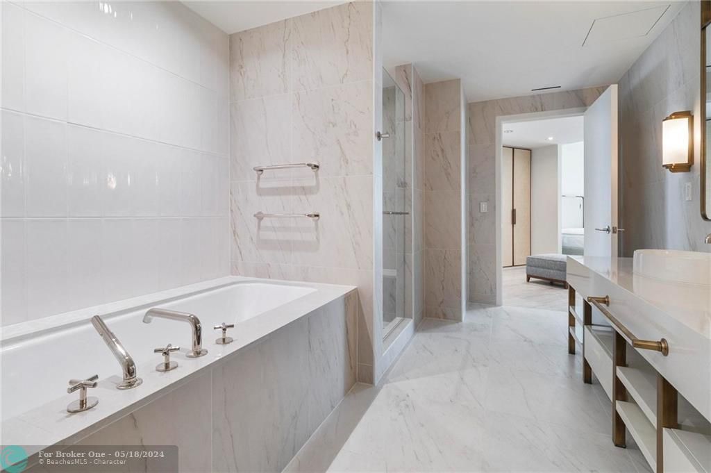 Recently Sold: $3,900,000 (2 beds, 2 baths, 1355 Square Feet)