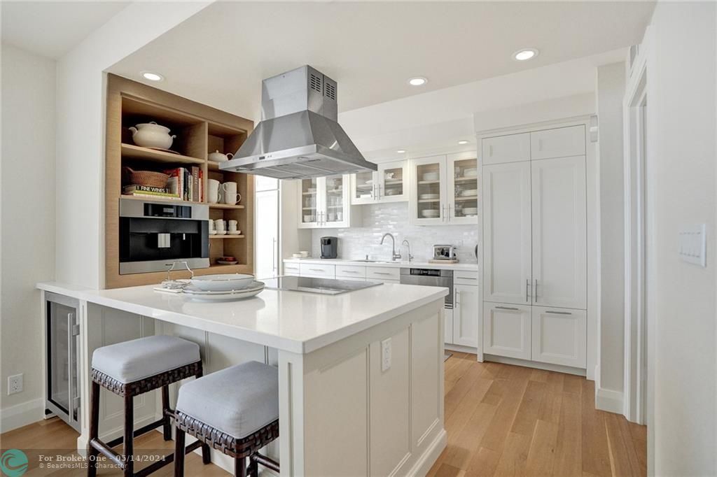 Recently Sold: $1,997,000 (3 beds, 2 baths, 2400 Square Feet)