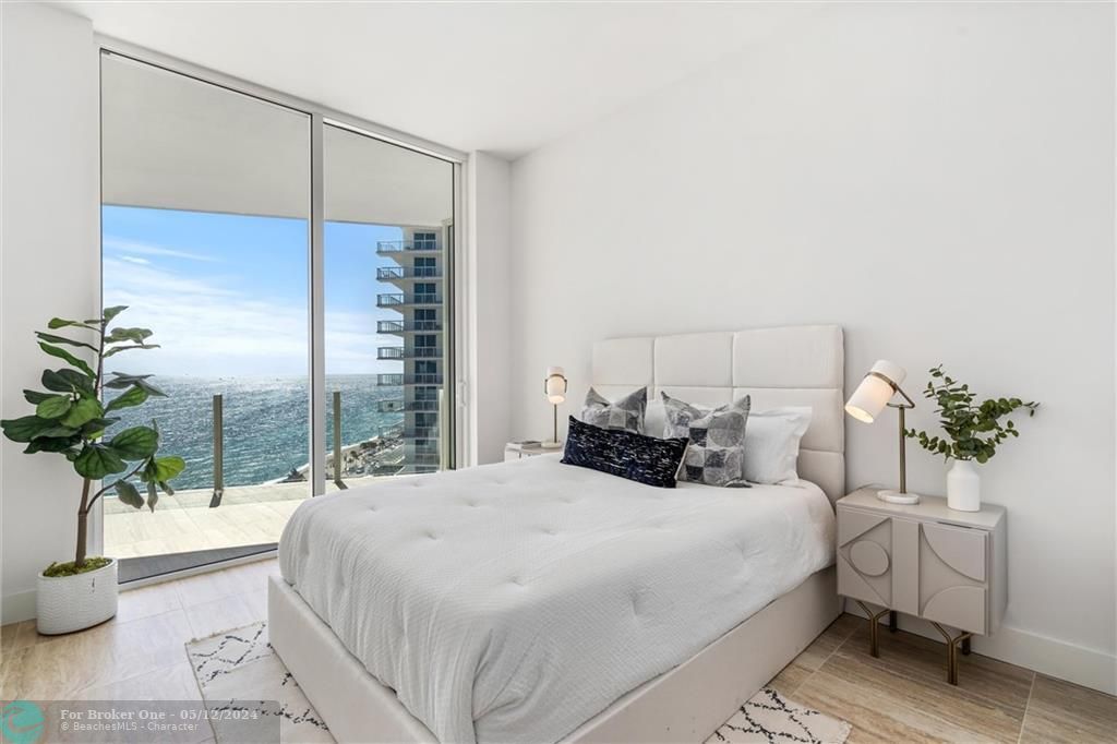 Recently Sold: $5,950,000 (3 beds, 3 baths, 2340 Square Feet)
