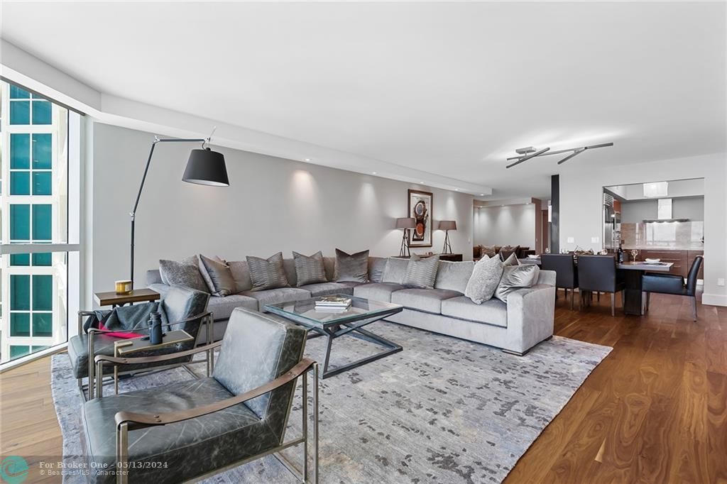 Recently Sold: $2,499,000 (3 beds, 3 baths, 2380 Square Feet)