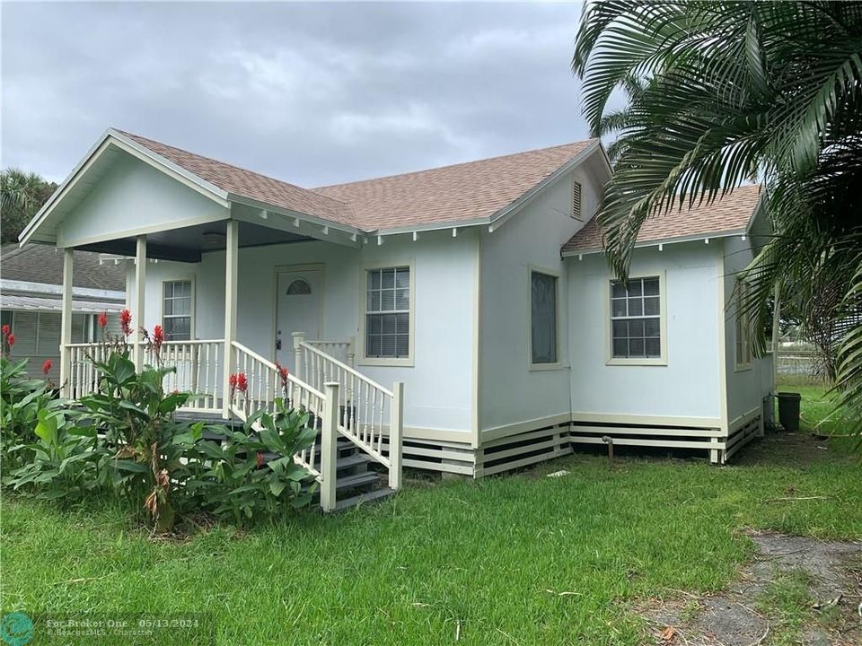 Recently Sold: $129,900 (2 beds, 2 baths, 989 Square Feet)