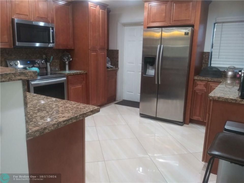 Vendido Recientemente: $316,000 (3 camas, 3 baños, 1822 Pies cuadrados)