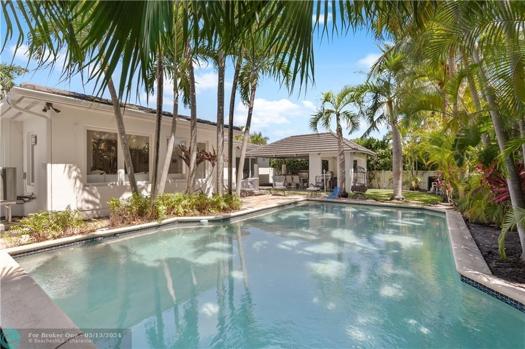Recently Sold: $2,550,000 (4 beds, 3 baths, 2561 Square Feet)