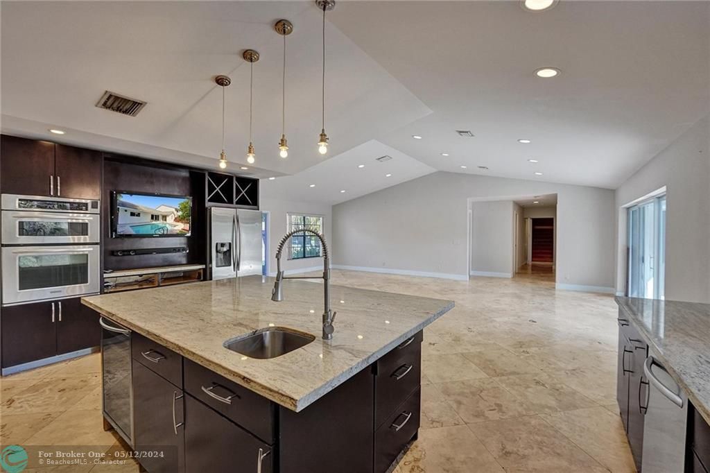 Recently Sold: $925,000 (4 beds, 2 baths, 3200 Square Feet)