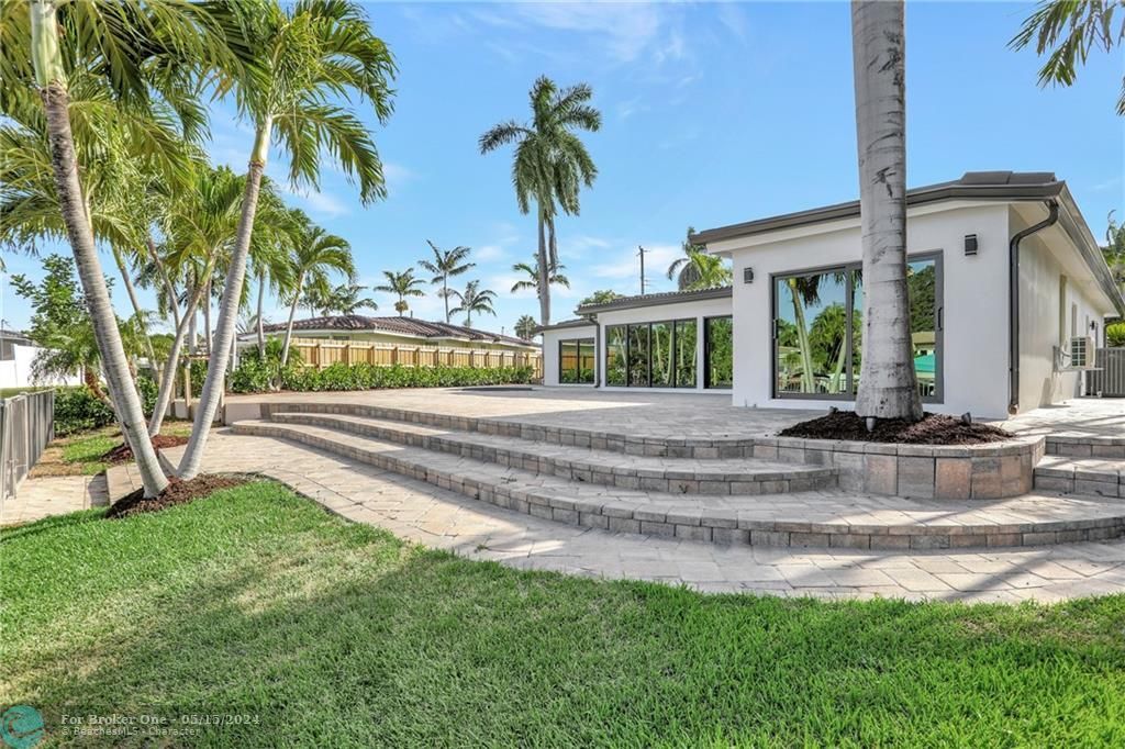 Recently Sold: $1,799,000 (3 beds, 3 baths, 2480 Square Feet)