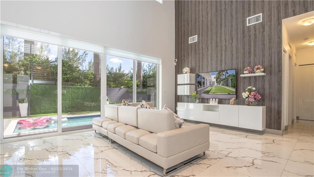 Recently Sold: $1,975,000 (5 beds, 5 baths, 4368 Square Feet)