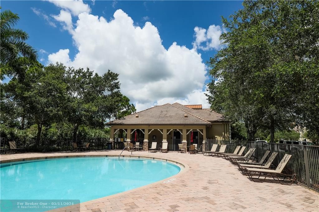 Recently Sold: $749,000 (4 beds, 3 baths, 2717 Square Feet)