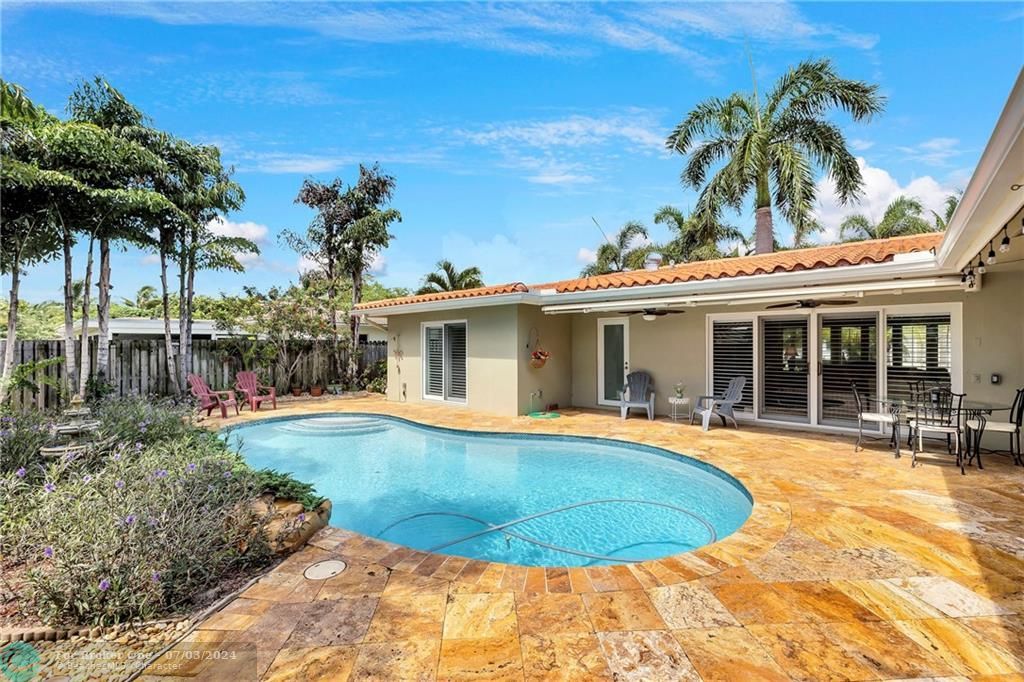 Recently Sold: $950,000 (4 beds, 2 baths, 2075 Square Feet)