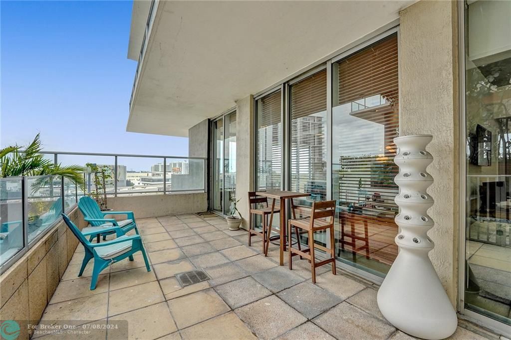 Recently Sold: $650,000 (2 beds, 2 baths, 1242 Square Feet)