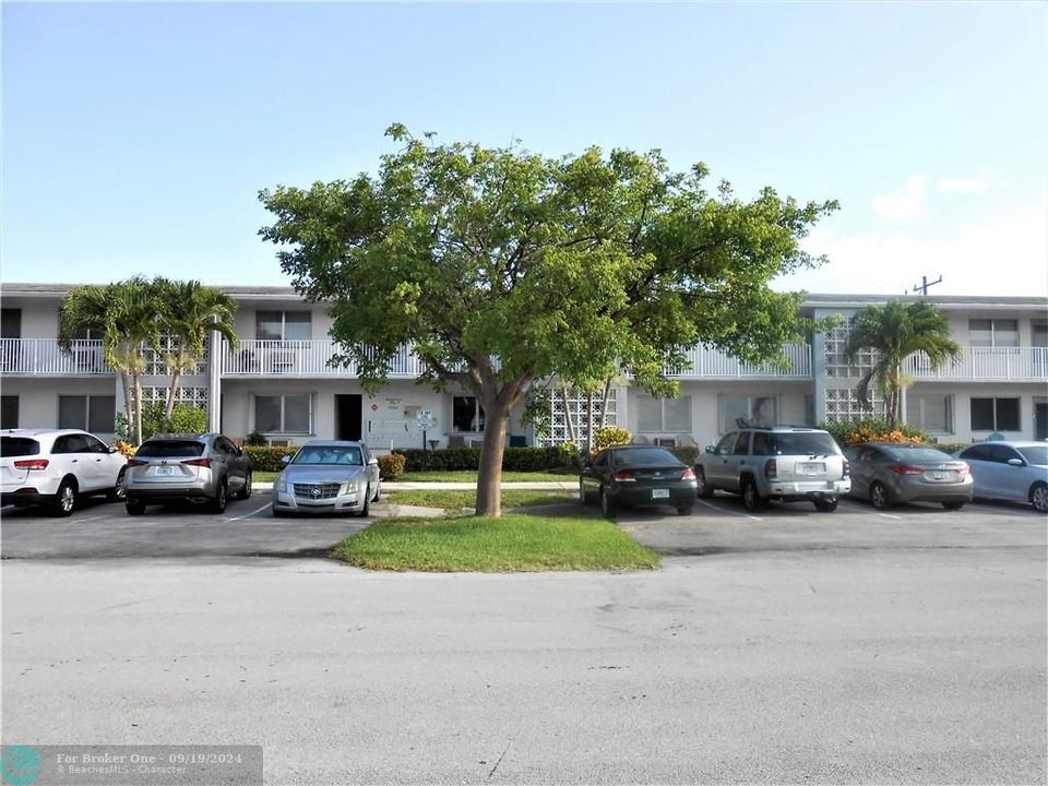 Active With Contract: $1,300 (1 beds, 1 baths, 600 Square Feet)