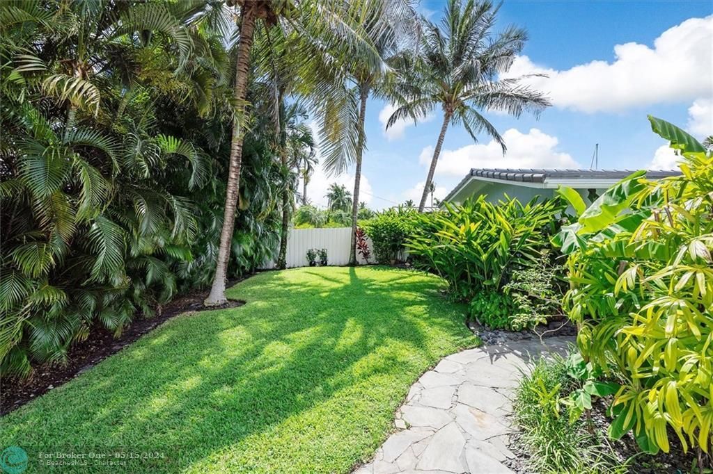 Recently Sold: $1,300,000 (4 beds, 3 baths, 1605 Square Feet)