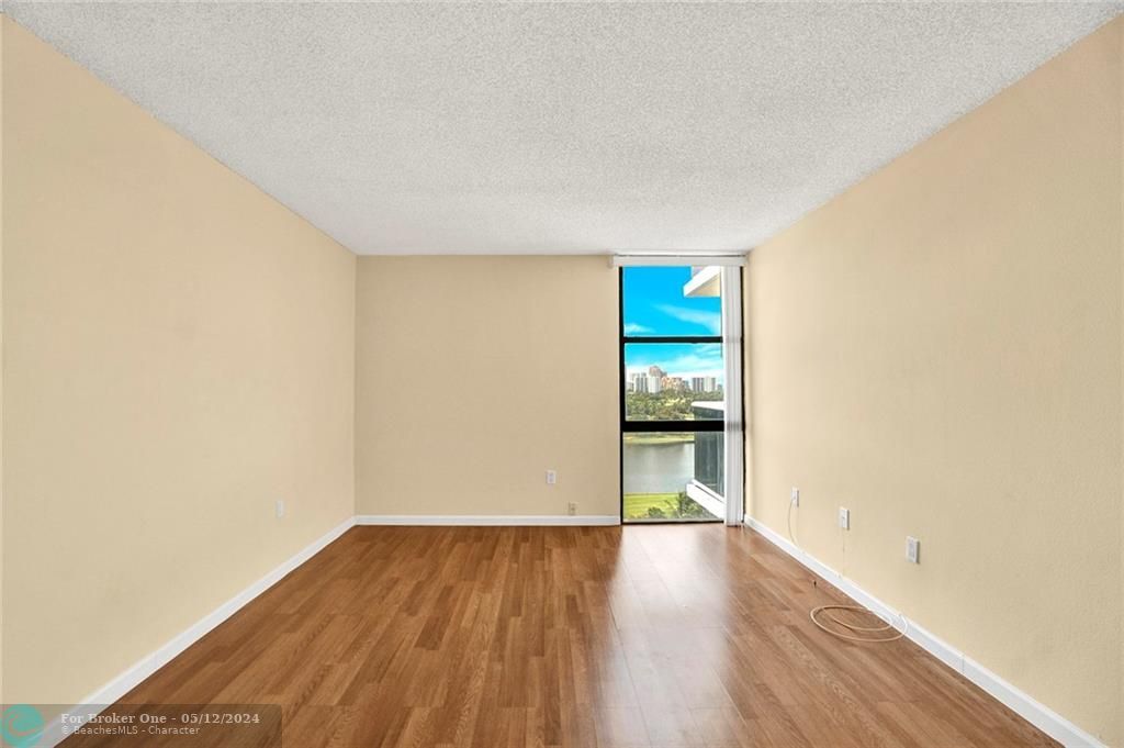 Recently Sold: $255,000 (1 beds, 1 baths, 755 Square Feet)