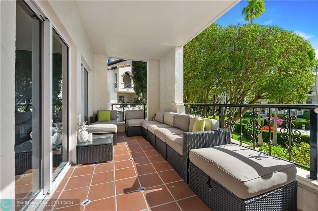 Recently Sold: $3,890,000 (3 beds, 3 baths, 2744 Square Feet)